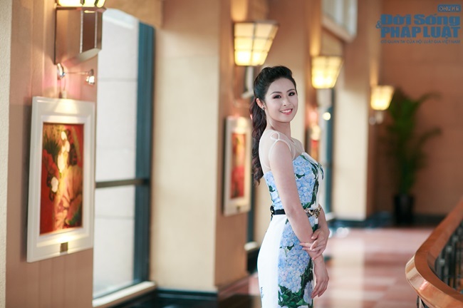 Ngọc Hân đẹp dịu dàng với váy in hoa